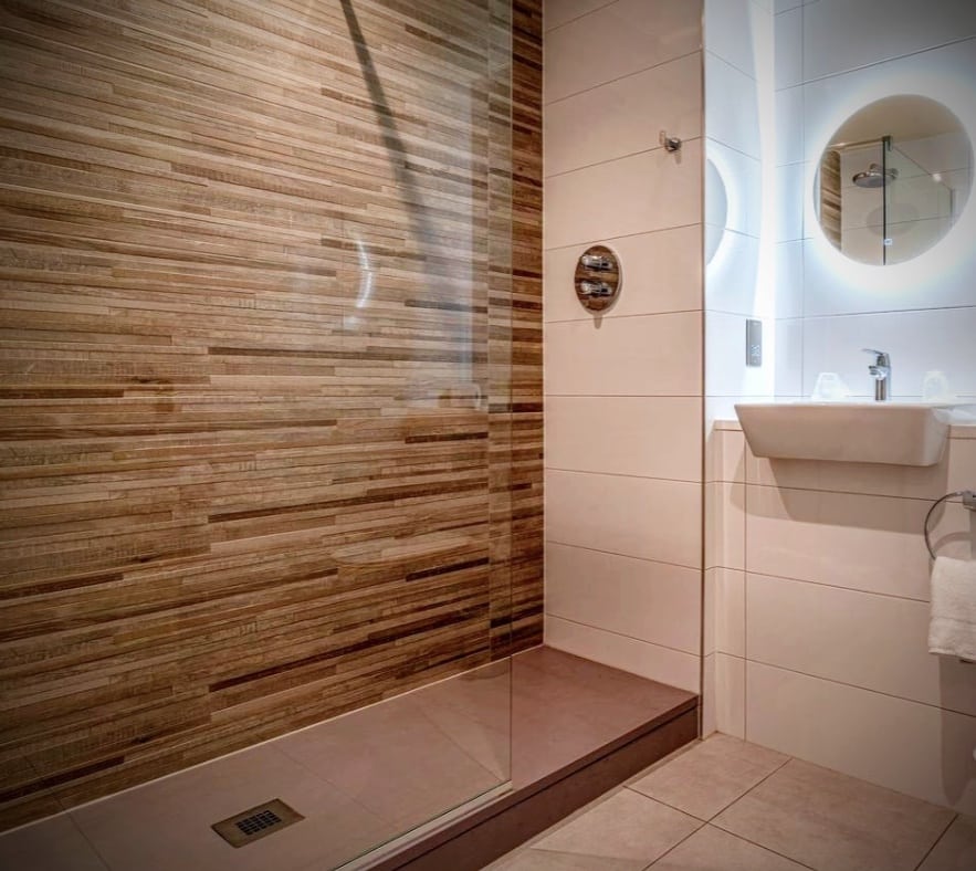 Modern style bathroom at the Mariner Hotel