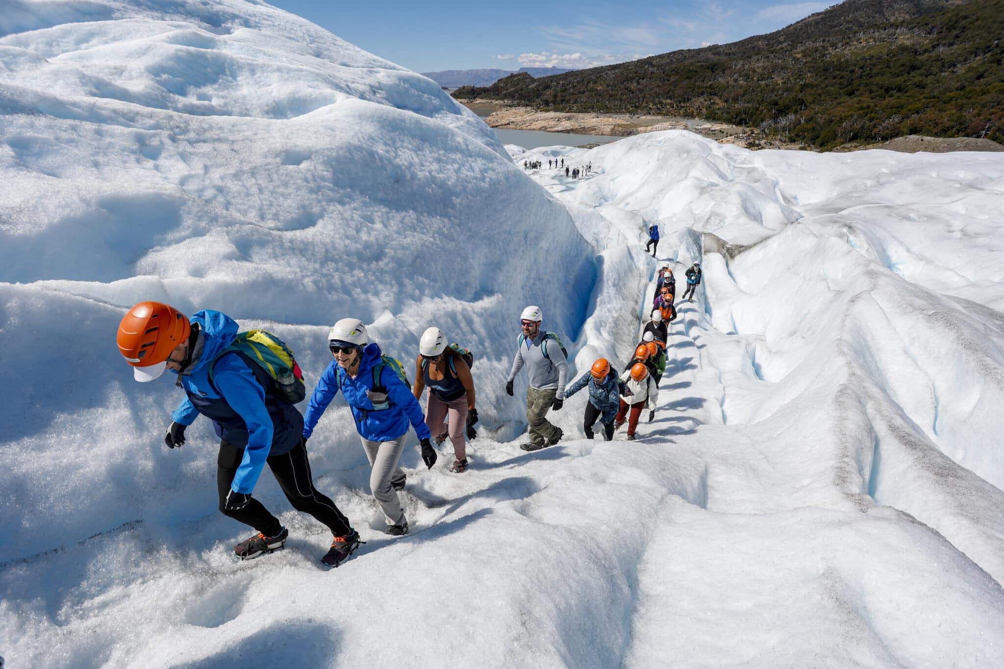 Patagonia_VRGA - DIA 4 - GLACIAR PERITO MORENO-229 trekkers at glacier perito moreno