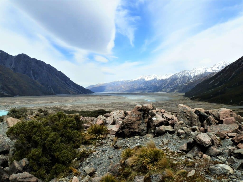 The vast glacial valley of Hooker Lake
