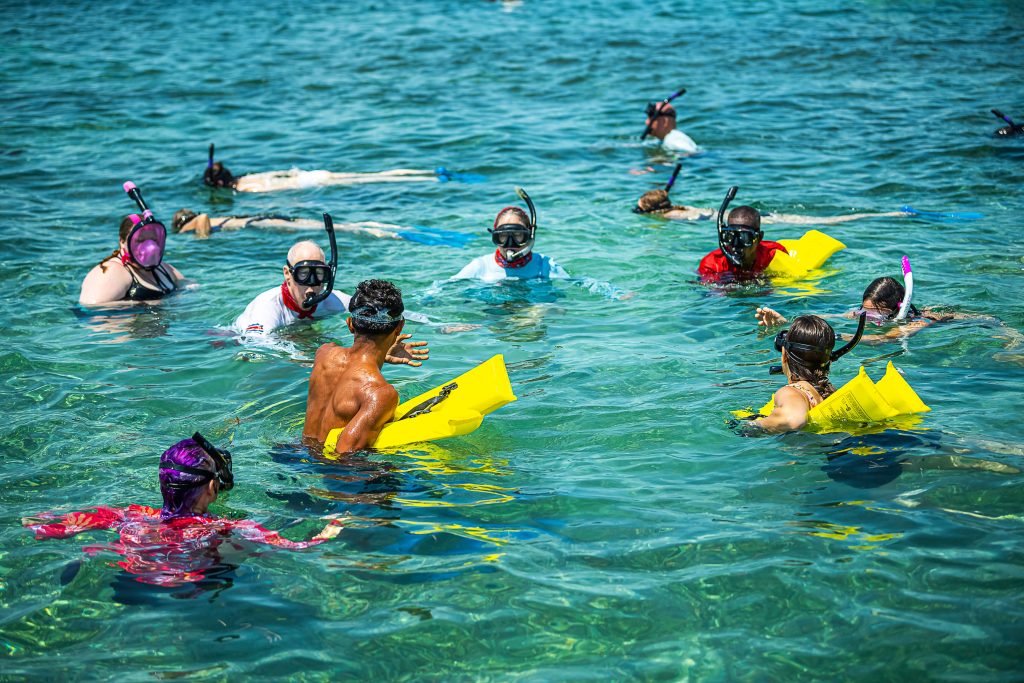 Global Adventures runners cool off in Belize as they learn to snorkel
